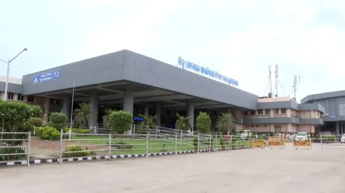 CM Majhi Welcomes President Murmu to Odisha at Bhubaneswar Airport