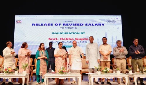 CM Rekha Gupta Extends Equal Pay to 4,000 MCD Health Workers