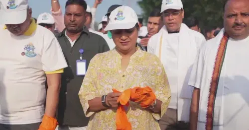 CM Rekha Gupta Leads 'Chalo Yamuna' Mega Cleanliness Drive at ITO