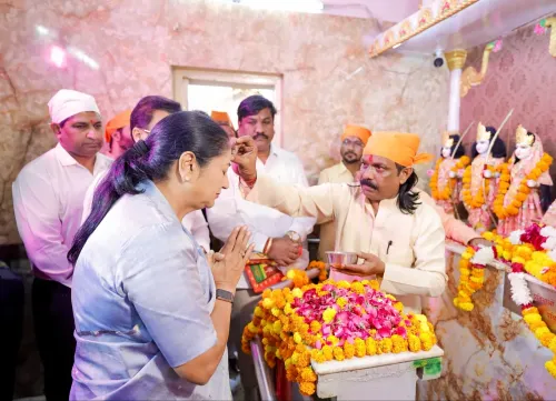 CM Rekha Gupta Visits Mandir Marg Temple on Valmiki Prakatotsav