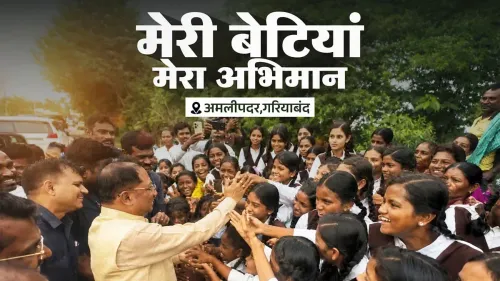 CM Sai Meets Schoolgirls During Gariyaband Visit
