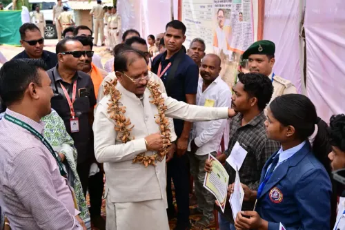 CM Sai Meets Tendu Collectors, Disburses Aid in Kondagaon