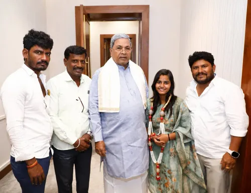 CM Siddaramaiah Meets Hubballi Girl Who Reached Sarigamapa Semis