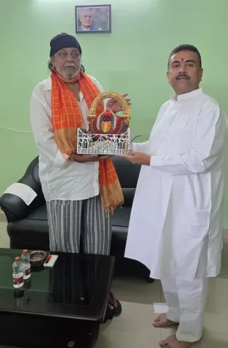 मुख्यमंत्री सुवेंदु अधिकारी ने मिथुन चक्रवर्ती के आवास पर की मुलाकात, भेंट की मां काली की प्रतिमा