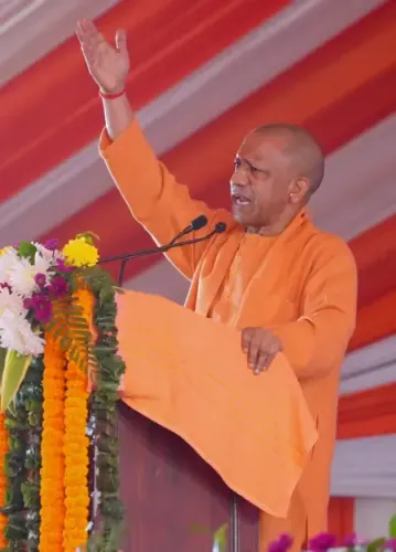 सीएम योगी ने खिचड़ी मेला, गोरखपुर महोत्सव की तैयारियों और विकास कार्यों की समीक्षा की 