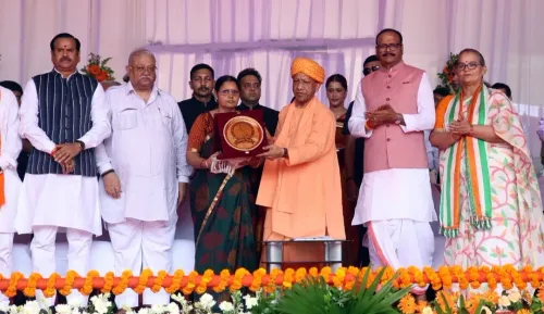 स्वतंत्रता दिवस पर CM योगी ने शहीदों के परिजनों को किया सम्मानित, लखनऊ में राजकीय समारोह