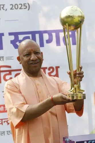 क्या सीएम योगी ने एफआईएच हॉकी विश्व कप की ट्रॉफी का स्वागत किया?