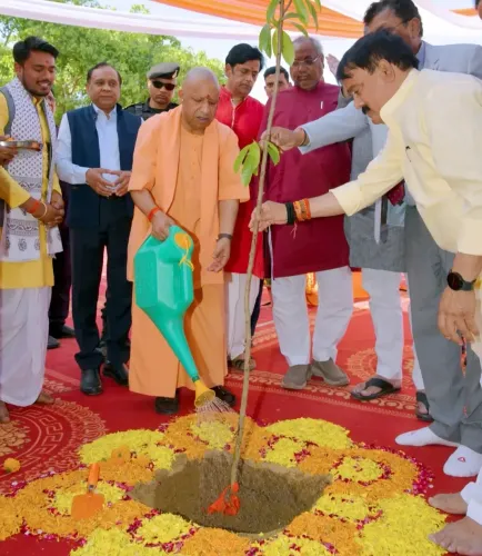 सीएम योगी ने एमएमएमयूटी में गर्ल्स हॉस्टल का शिलान्यास किया: महिला सशक्तिकरण की दिशा में एक और कदम