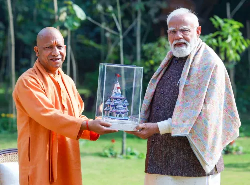 क्या सीएम योगी ने पीएम मोदी को गुलाबी मीनाकारी की श्रीराम मंदिर अनुकृति भेंट की?