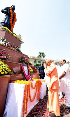 चौधरी चरण सिंह पुण्यतिथि: सीएम योगी ने लखनऊ में अर्पित की श्रद्धांजलि, किसानों का मसीहा बताया