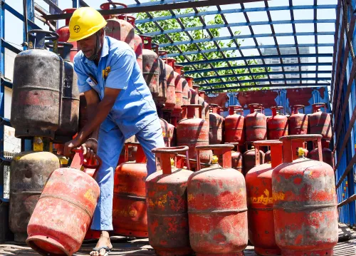 Government Resumes Distribution of Commercial LPG Cylinders Amidst No Retail Shortages