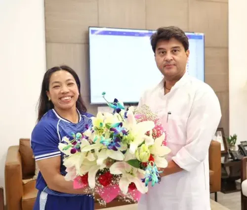 कॉमनवेल्थ गेम्स में गोल्डन हैट्रिक के बाद मीराबाई चानू ने की सिंधिया से मुलाकात, पूर्वोत्तर खेल इकोसिस्टम पर चर्चा
