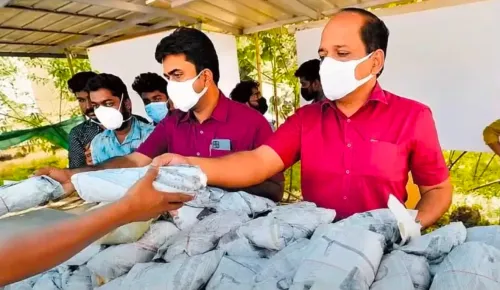 Kerala hospitals to get Community Kitchens, ban party banners in food drives