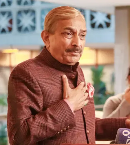 Why did Pramod Tiwari defend Rahul Gandhi against Shakeel Ahmad's remarks?