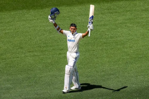 Alastair Cook Commends Yashasvi Jaiswal as a 'Class Player', Supports His Confidence in Sledging Starc During Perth Test