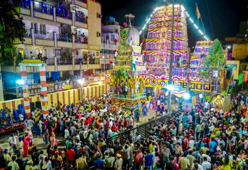 बेंगलुरु: धर्मराजा मंदिर में कारगा जुलूस के लिए भक्तों का जमावड़ा