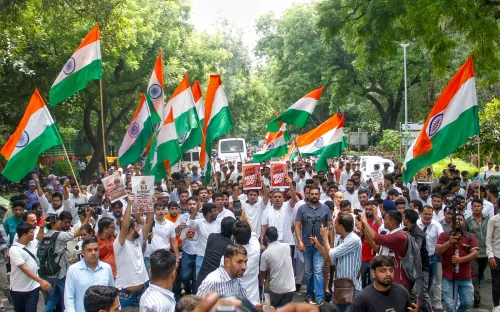 IYC कार्यकर्ताओं का नारेबाज़ी के साथ विरोध मार्च