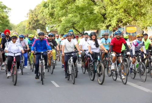 विश्व साइकिल दिवस: मांडविया ने नई दिल्ली में साइकिल चलाकर दिया फिटनेस का संदेश