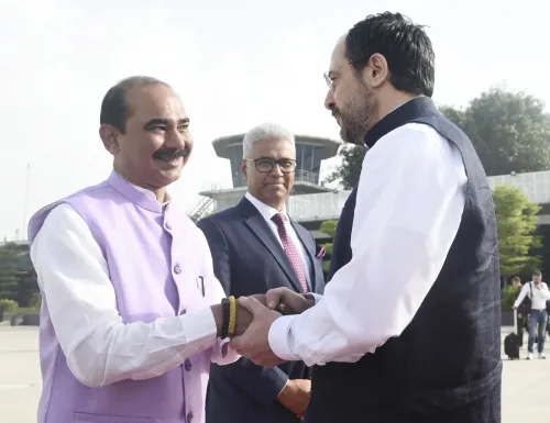 अजय टम्टा ने साइप्रस राष्ट्रपति को फ़ोटो एलबम भेंट किया