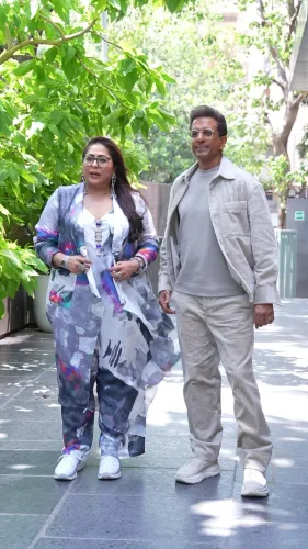 Mumbai: Geeta Kapur and Jaaved Jaaferi Spotted in Juhu