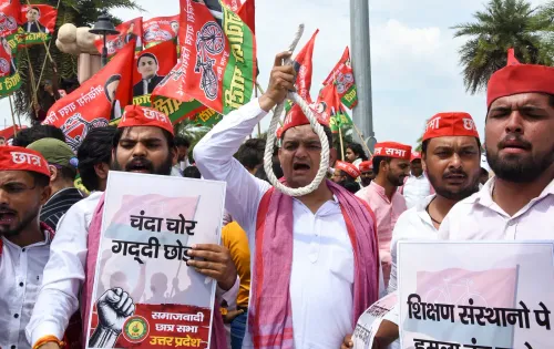 SP कार्यकर्ताओं ने लखनऊ में तख्तियाँ लेकर किया प्रदर्शन