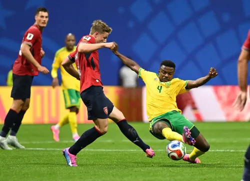 Lukas Cerv और Teboho Mokoena के बीच कड़ा संघर्ष