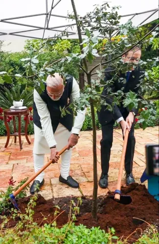 यरूशलेम: प्रधानमंत्री नरेंद्र मोदी और इजरायली राष्ट्रपति इसाक हर्ज़ोग ने 'एक पेड़ मां के नाम' पहल के तहत राष्ट्रपति उद्यान में पौधा रोपा