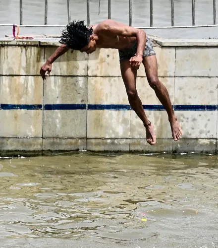 45°C में लड़के ने स्विमिंग पूल में लगाई छलांग