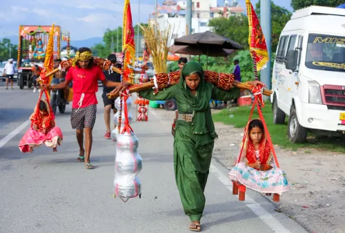 गंगाजल और बच्चों संग कांवड़िये: हरिद्वार 2026
