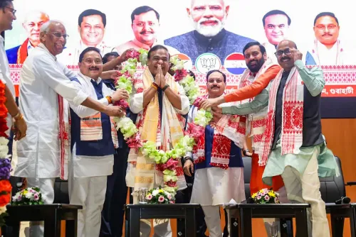 जेपी नड्डा ने हिमंत को दिए गुलाब, BJP दल की बैठक में उपस्थित