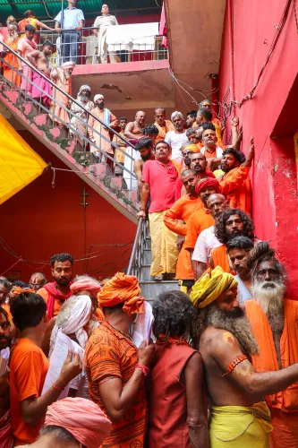 राम मंदिर बेस कैंप पर साधुओं की कतार