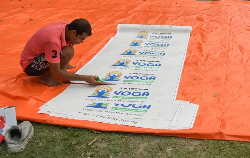 कोलकाता के रेड रोड पर योग दिवस के पोस्टर तैयार