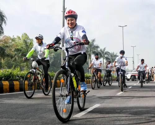 नई दिल्ली: रूसी दूतावास ने कूटनीतिक संबंधों के प्रतीक के रूप में साइक्लिंग रैली का आयोजन किया