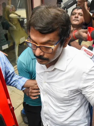 गिरफ़्तार TMC नेता स्वरूप बिस्वास को पुलिस ने आवास पर लाया
