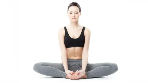 दफ्तर में घंटों बैठकर क्या पीठ में दर्द हो गया है? इस आसन से मिलती है राहत