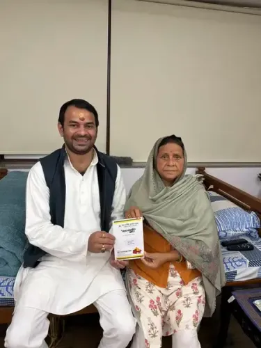 दही-चूड़ा भोज के बहाने परिवार से मिले तेज प्रताप, माता-पिता और भाई को दिया निमंत्रण