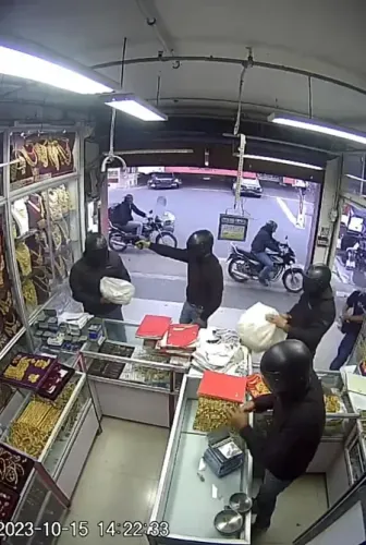 Midnight Robbery in Vaishali, Bihar: Armed Gang Targets Jeweller's Home