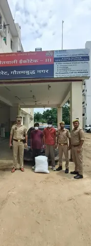 ग्रेटर नोएडा: लखनावली रोड पर 13.4 किलो गांजे के साथ दो तस्कर गिरफ्तार, कार जब्त