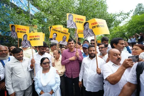 दिल्ली दवा घोटाला: ₹650 करोड़ के आरोपों पर 'आप' का तीसरे दिन भी GTB अस्पताल के बाहर प्रदर्शन