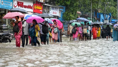 दादर के हिंदमाता इलाके में जलभराव, यात्री बेहाल
