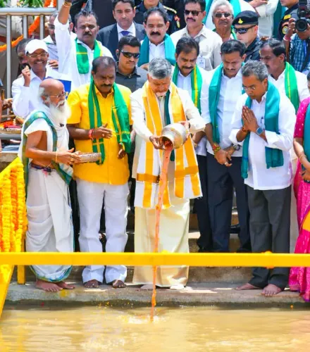 कृष्णा गोदावरी संगम पर CM नायडू की जलहारती