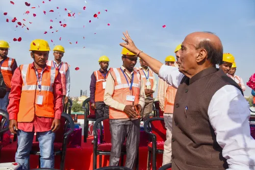 लखनऊ ग्रीन कॉरिडोर के उद्घाटन के दौरान राजनाथ सिंह और मुख्यमंत्री योगी आदित्यनाथ