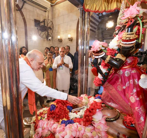 दक्षिणेश्वर में गृह मंत्री की प्रार्थना