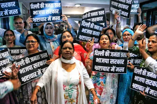 MCD आयुक्त कार्यालय के बाहर AAP पार्षदों का धरना