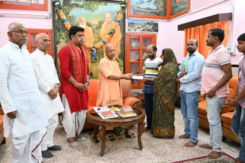 क्या सीएम योगी ने दीपक के परिजनों से मिलकर दी आर्थिक मदद?