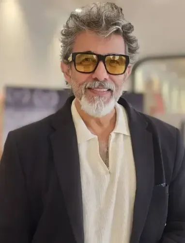 Is Deepak Tijori Concerned About the Growing Actor's Entourage Culture?