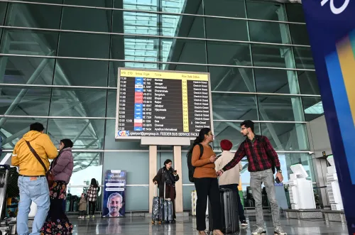 क्या दिल्ली एयरपोर्ट पर फ्लाइट संचालन सामान्य हो रहा है, जबकि इंडिगो की कुछ उड़ानों में अभी भी देरी है?