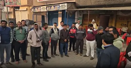 दिल्ली में हुए कार बम धमाके के बाद पीड़ित परिवारों का प्रदर्शन, क्या मिल पाएगा मुआवजा?
