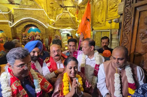 Delhi Budget 2025: CM Rekha Gupta and Ministers Seek Blessings at Hanuman Temple