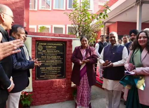 Did Delhi CM Rekha Gupta Inaugurate the ‘Swami Vivekananda Auditorium’ at Kirori Mal College?
